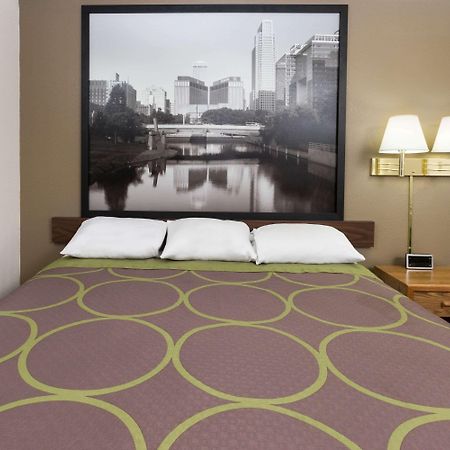 Super 8 By Wyndham Columbus Motel Екстериор снимка