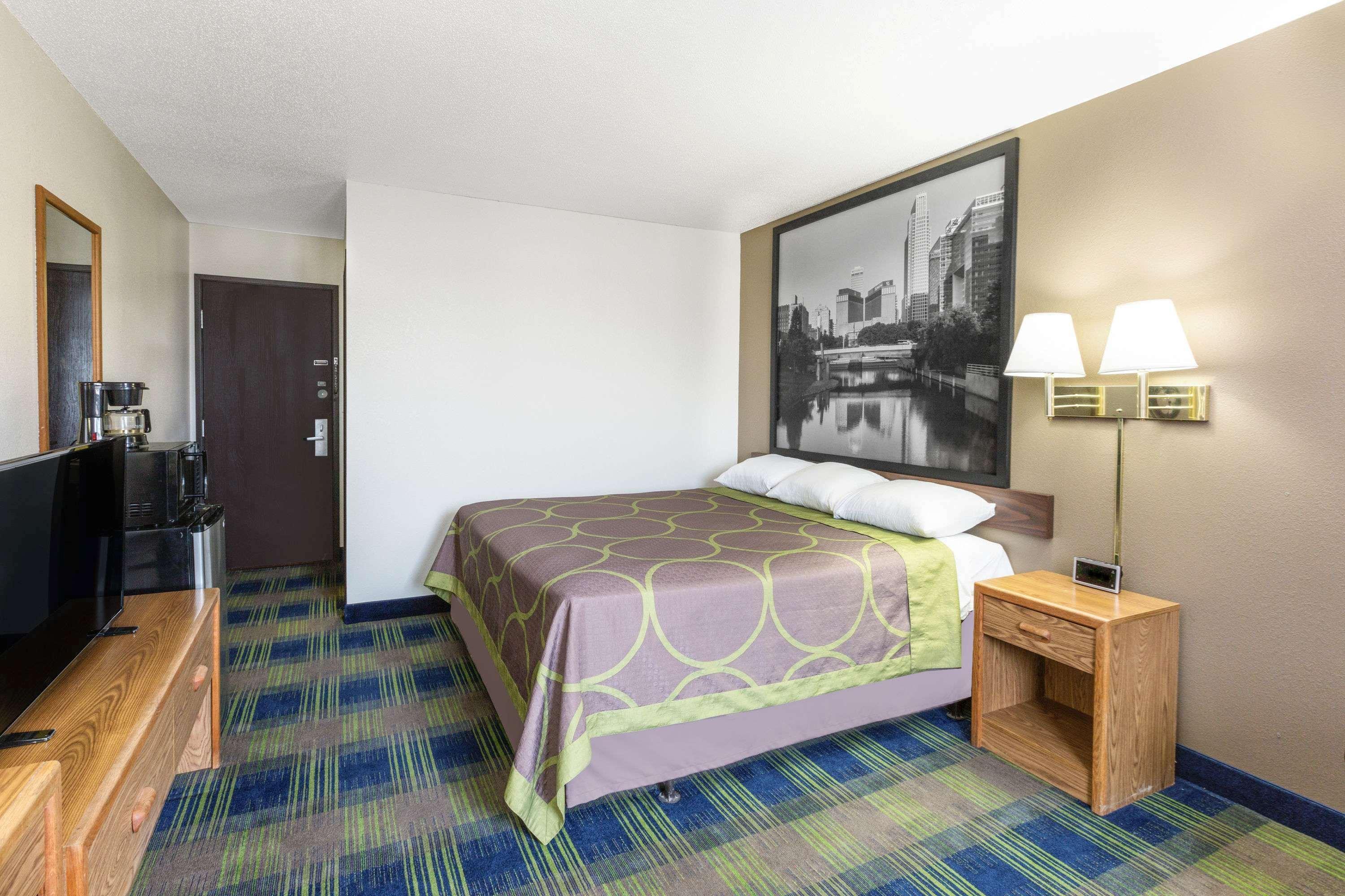 Super 8 By Wyndham Columbus Motel Екстериор снимка
