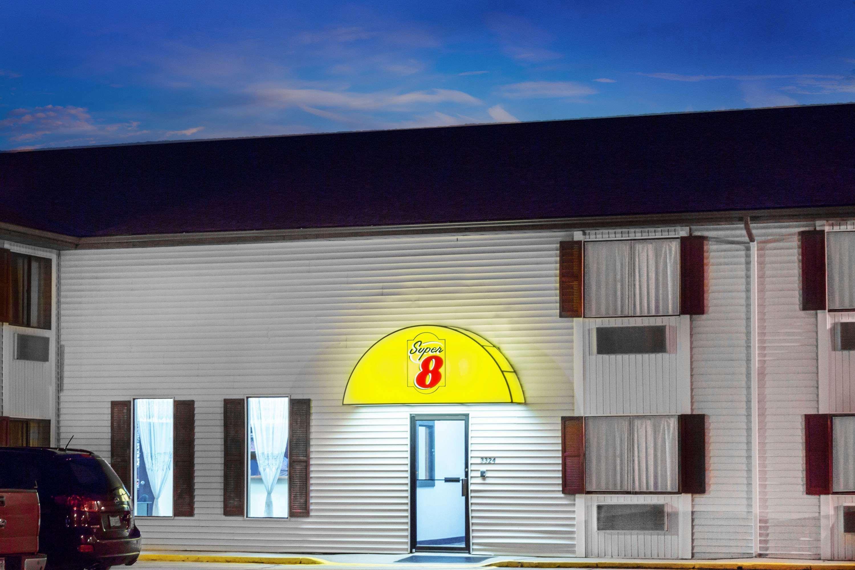 Super 8 By Wyndham Columbus Motel Екстериор снимка