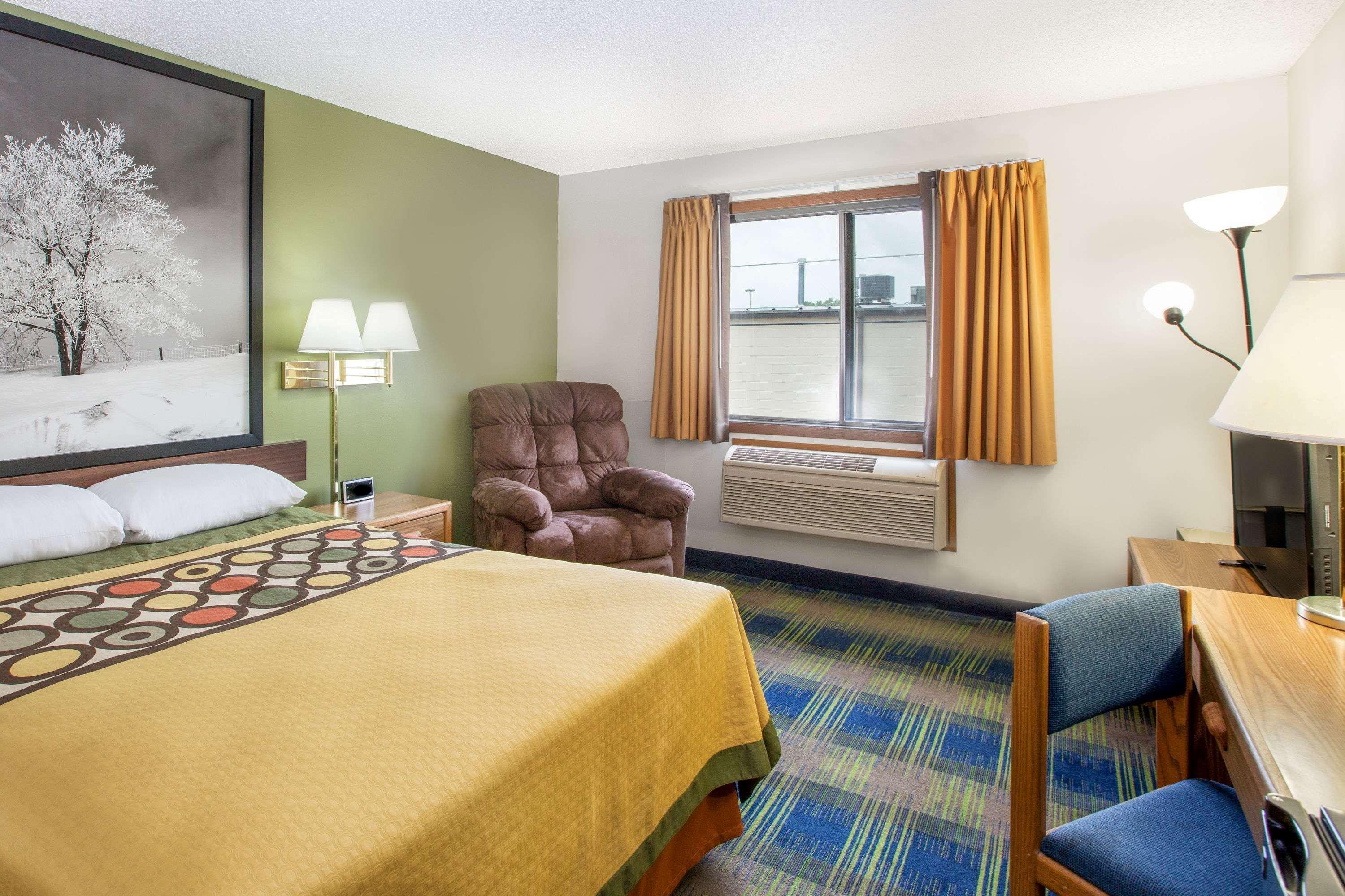 Super 8 By Wyndham Columbus Motel Екстериор снимка