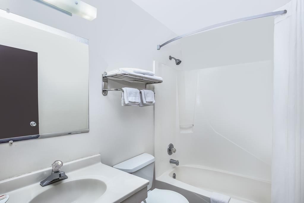 Super 8 By Wyndham Columbus Motel Екстериор снимка