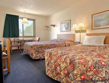 Super 8 By Wyndham Columbus Motel Екстериор снимка